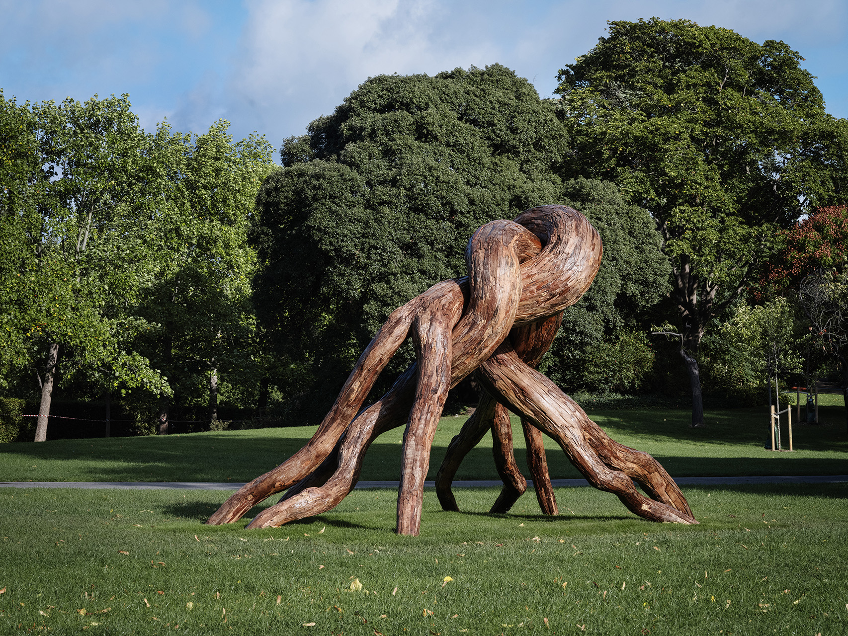 Henrique Oliveira, Desnatureza 8, 2025, presented by Almeida & Dale and Galerie Georges-Philippe & Nathalie Vallois. Frieze Sculpture 2025