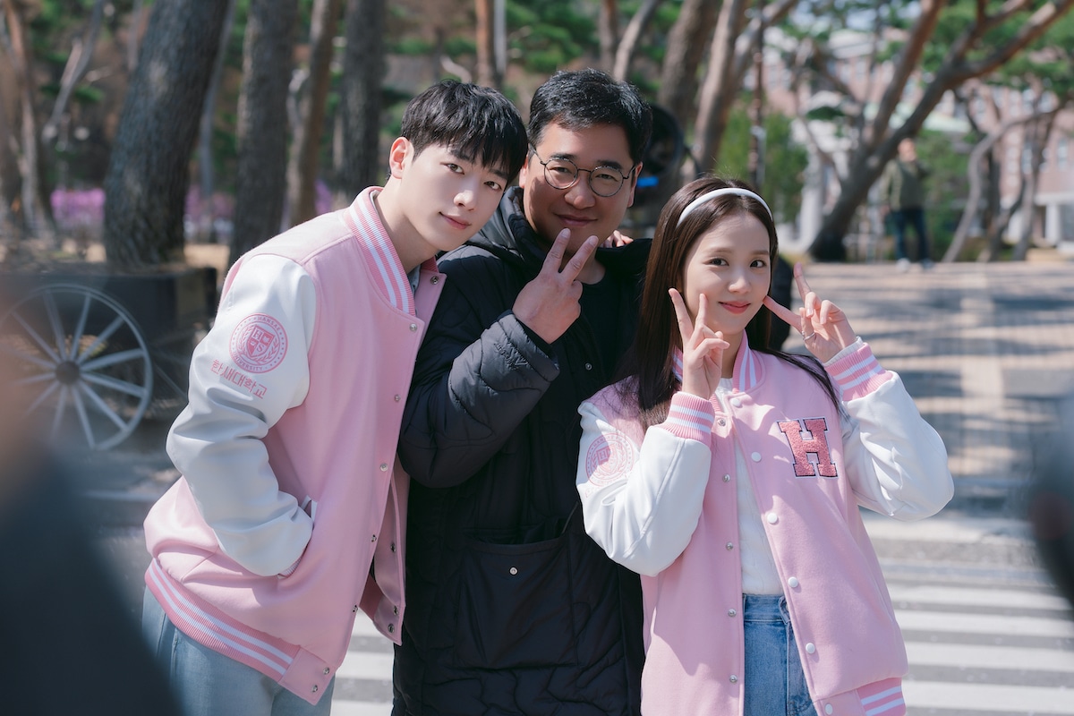 Boyfriend on Demand(L to R) Seo Kang-jun as Seo Eun-ho, Director Kim Jung-sik, Jisoo as Seo Mi-rae in Boyfriend on Demand