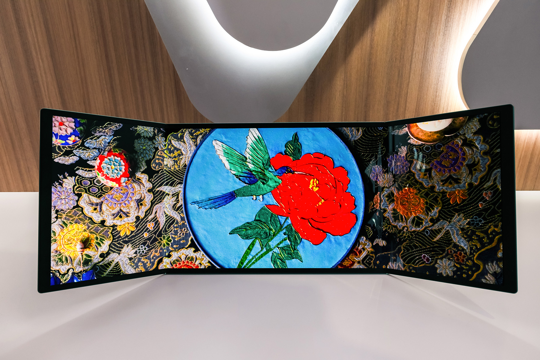 World’s First Foldable & Portable IJP OLED Monitor Display (28”)