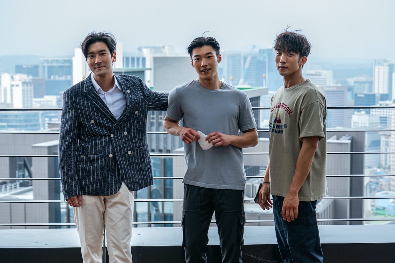 Bloodhounds (L to R) Woo Do-Hwan as Kim Gun-woo, Lee Sang-Yi as Hong Woo 