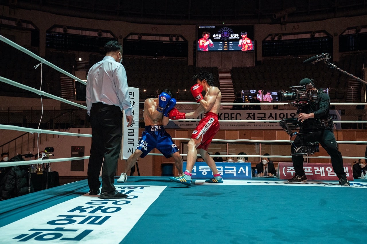 Bloodhounds (L to R) Woo Do-Hwan as Kim Gun-woo, Lee Sang-Yi as Hong Woo-jin