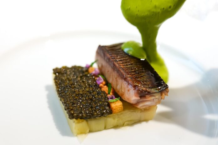 Le Carré — Seared Mackerel, Ossetra Caviar, Melted Leek & Mustard Seeds, Matcha–Sherry Vinegar Sabayon.